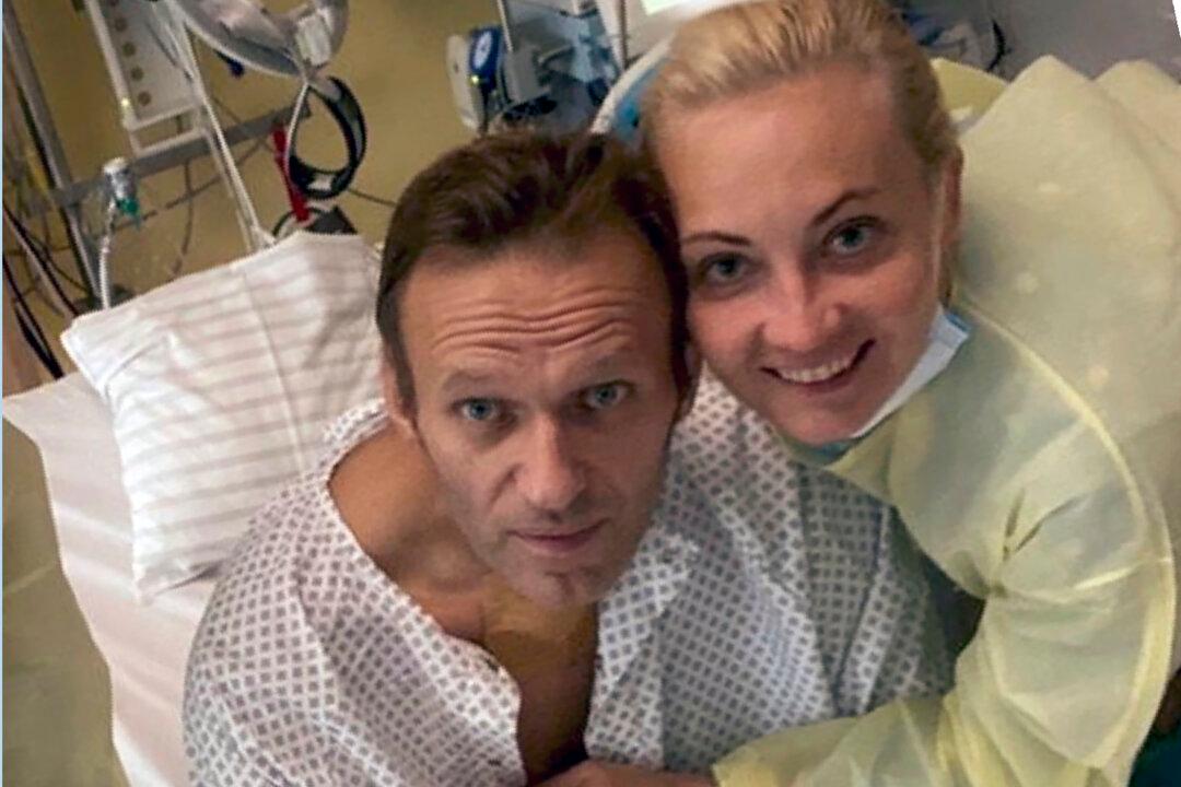 Navalny Team Says Novichok Was Found on Water Bottle in Hotel Room