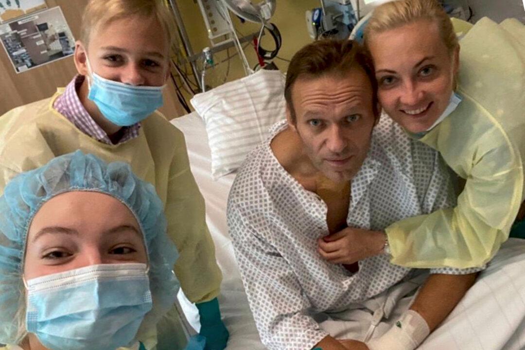 Navalny Posts Photo of Himself Online, Says He Can Breathe