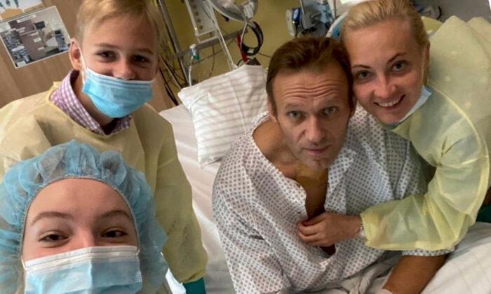 Navalny Posts Photo of Himself Online, Says He Can Breathe