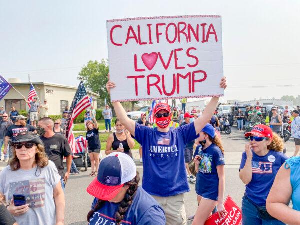 Trump supporters hold signs and flags to greet the president at Sacramento McClellan Airport on Sept. 14, 2020. (Ted Lin/The Epoch Times)