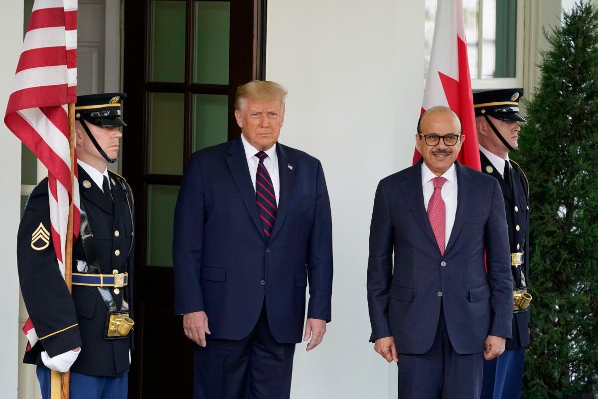 President Donald Trump greets the Bahrain Foreign Minister Khalid bin Ahmed Al Khalifa at the White House in Washington, Sept. 15, 2020. (Alex Brandon/AP Photo)