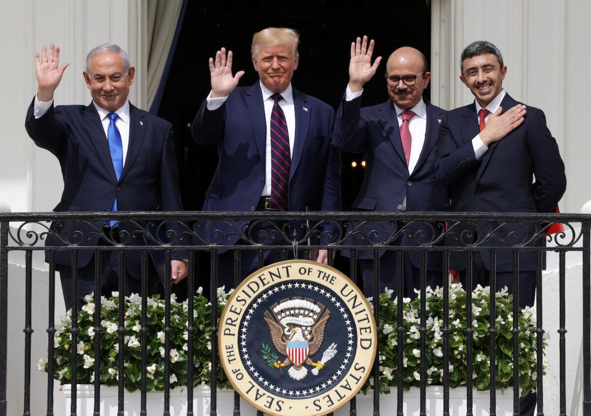  (L–R) Prime Minister of Israel Benjamin Netanyahu, U.S. President Donald Trump, Foreign Affairs Minister of Bahrain Abdullatif bin Rashid Al Zayani, and Foreign Affairs Minister of the United Arab Emirates Abdullah bin Zayed bin Sultan Al Nahyan wave from the Truman Balcony of the White House after the signing ceremony of the Abraham Accords on the South Lawn of the White House on Sept. 15, 2020. (Alex Wong/Getty Images)