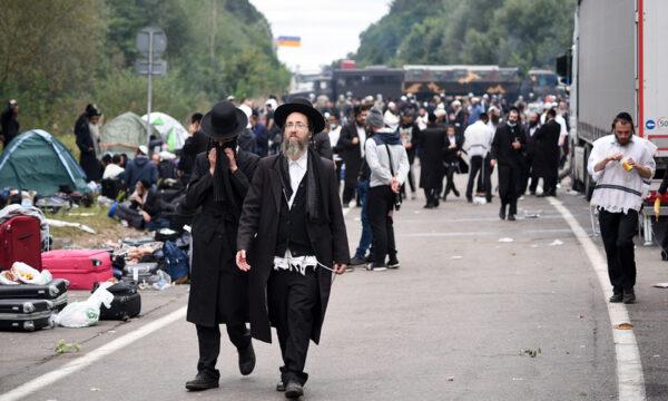 Jewish pilgrims gather on the Belarus-Ukraine border, in Belarus, on Sept. 15, 2020. (TUT.by via AP)