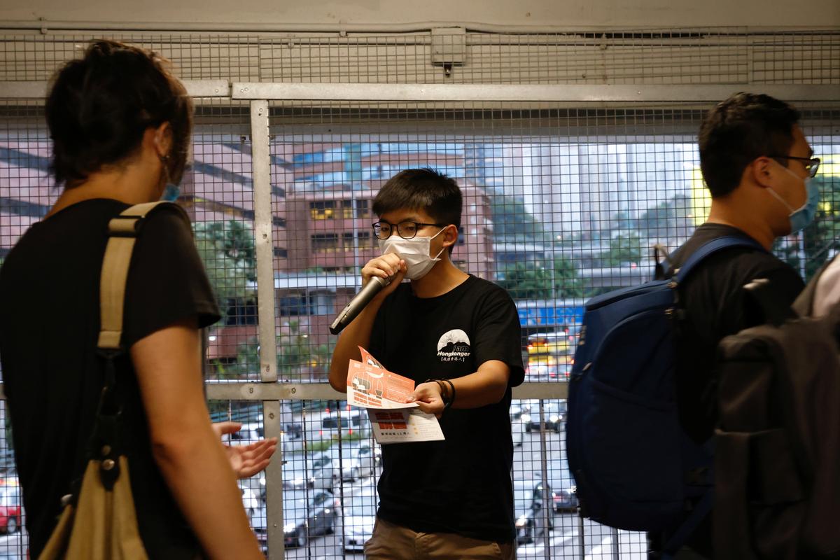 Dozens of Hong Kong People Write Postcards to Fugitives Arrested by China