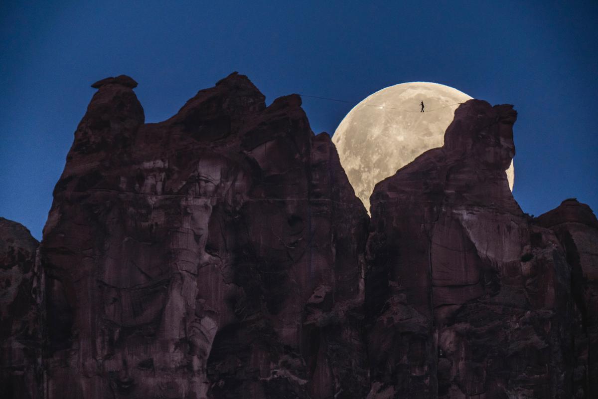 Andy Lewis pictured slack-lining in front of the Moon in Moab, Utah. (Caters News)