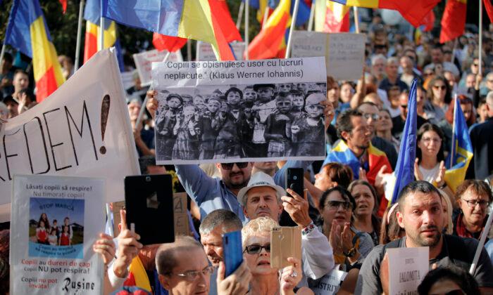 Romanian Families Protest Mandatory Use of Masks in School