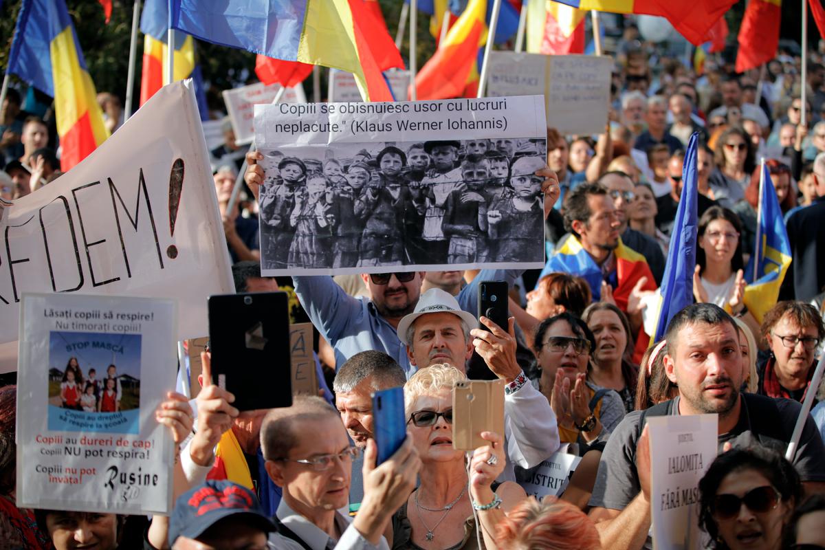 Romanian Families Protest Mandatory Use of Masks in School