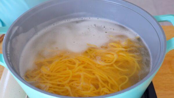 Cook the noodles. (CiCi Li)