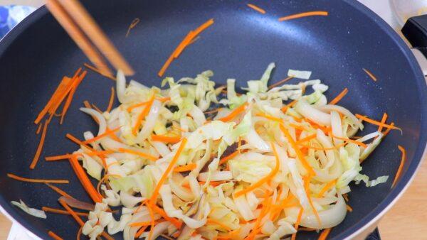 Stir fry the vegetables. (CiCi Li)