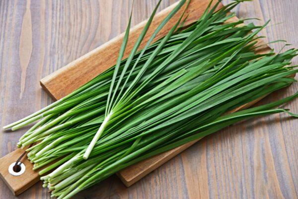Chives have an earthy, tea-like flavor and a balance of sweetness and spice that joins magnificently with the other ingredients. (PosiNote/Shutterstock)