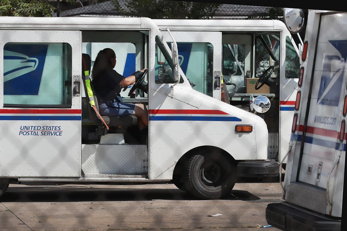 Chicago Mail Carriers Threaten to Stop Deliveries After Carrier Gets Shot