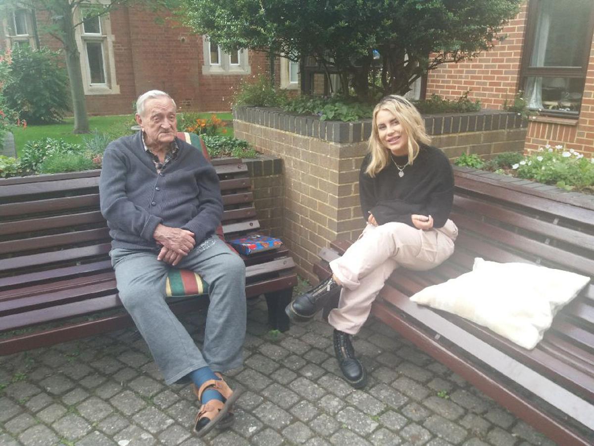 Tayla visiting her new 94-year-old friend, Ken. (Caters News)