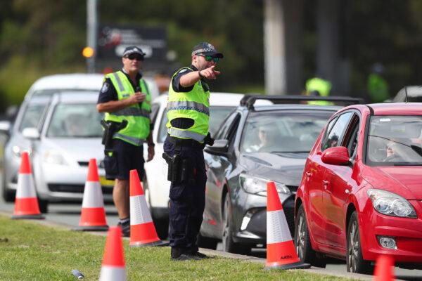 Queensland Police stop vehicles at a Police checkpoint set up at the Queensland and New South Wales border in Coolangatta on March 26, 2020 on the Gold Coast, Australia. (Photo by Chris Hyde/Getty Images)