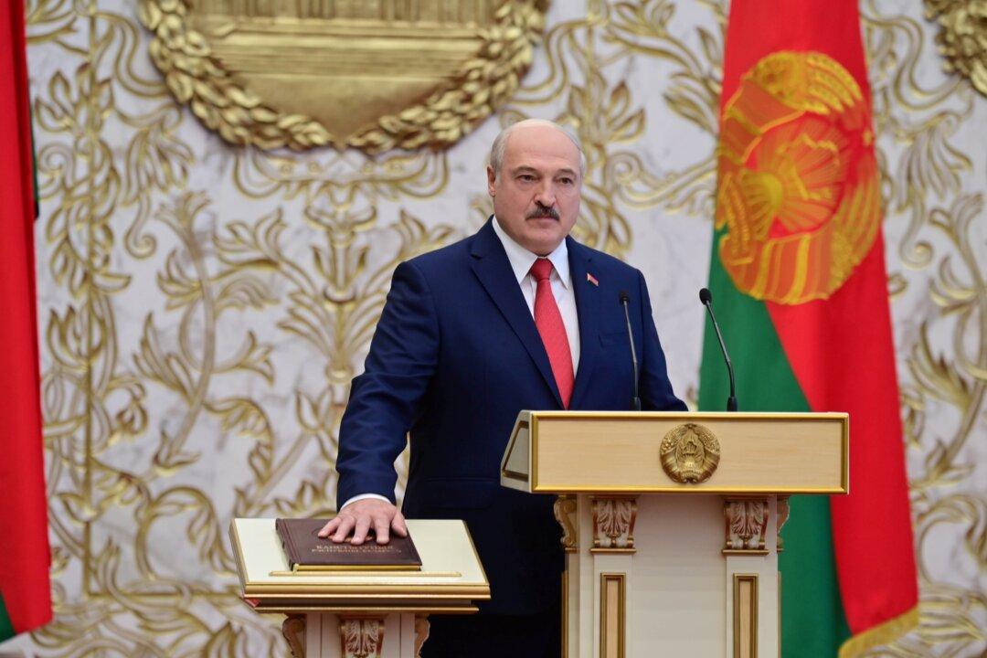 Lukashenko Abruptly Sworn In, Belarus Opposition Calls for More Protests