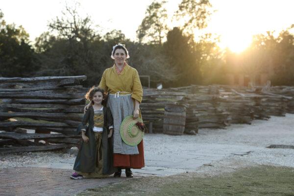 A mother and daughter visit Colonial Williamsburg in colonial garb. (Samira Bouaou/The Epoch Times)