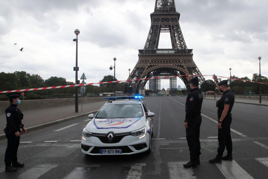 Paris Police Briefly Evacuate Eiffel Tower after Bomb Threat