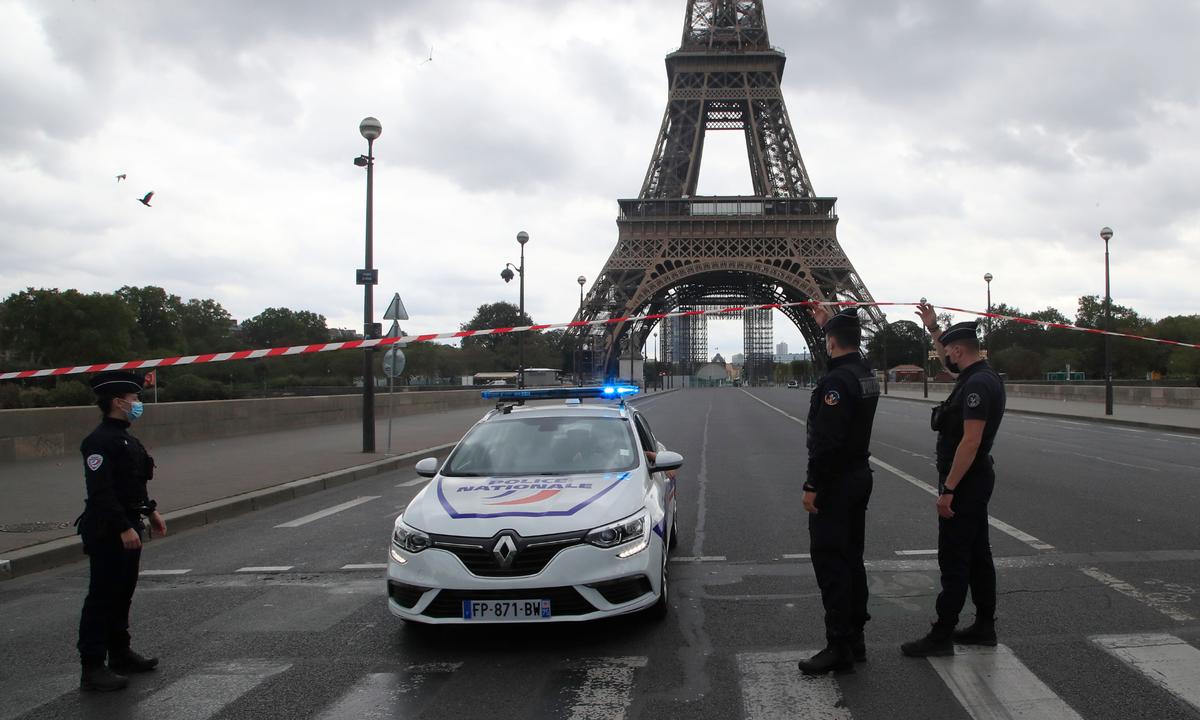 Paris Police Briefly Evacuate Eiffel Tower after Bomb Threat