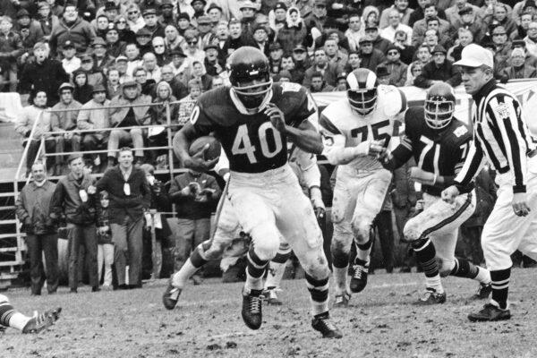 In this Oct. 27, 1969, file photo, Chicago Bears running back Gale Sayers (40) runs for a 28-yard gain against the Los Angeles Rams, in Chicago, Ill. (AP Photo/File)
