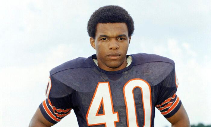 Gale Sayers, Bears Hall of Fame Running Back, Dies at 77
