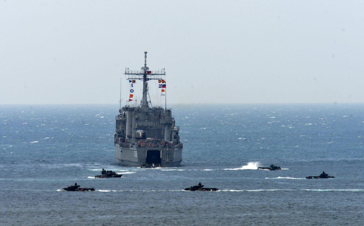  A landing ship is surrounded by the amphibious assault vehicles during the "Han Kuang" (Han Glory) life-fire drill, some 7 kms (4 miles) from the city of Magong on the outlying Penghu islands in Taiwan on May 25, 2017. (SAM YEH/AFP via Getty Images)