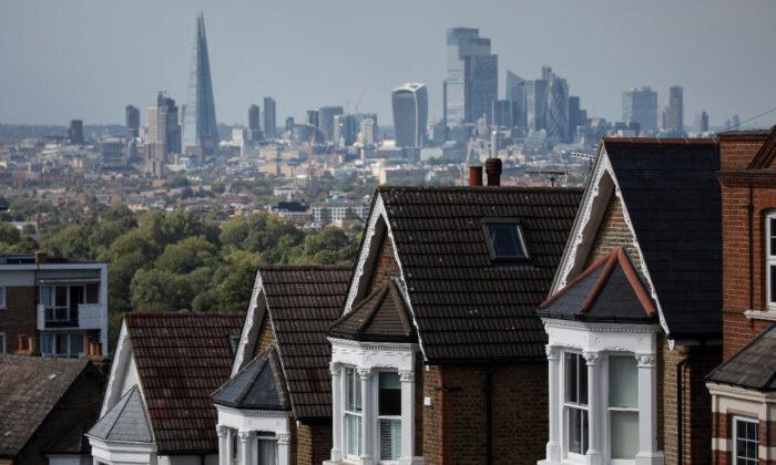 UK Buyers Wanting More Space Drive Larger-Home Prices to ‘All Time High’