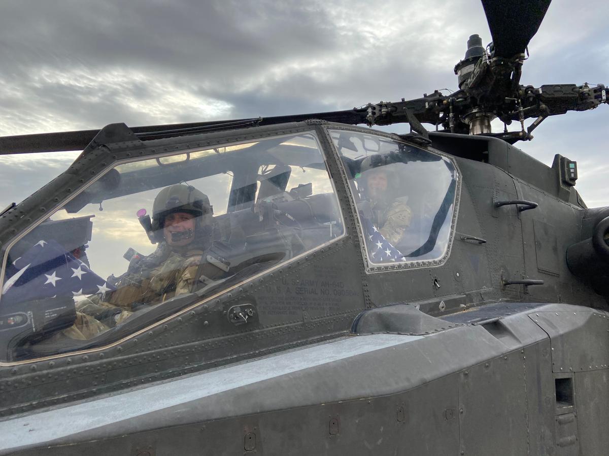 CW4 Isaac Smith (front) and CW4 Stewart Smith (rear) in an APH-64D Apache helicopter in Mazar-i-Sharif, Afghanistan, on Aug. 31, 2020 (<a href="https://www.dvidshub.net/image/6360264/birds-feather-twin-pilots-get-apache-flight-together">CW4 Isaac and Stewart Smith</a>/DVIDSHUB)