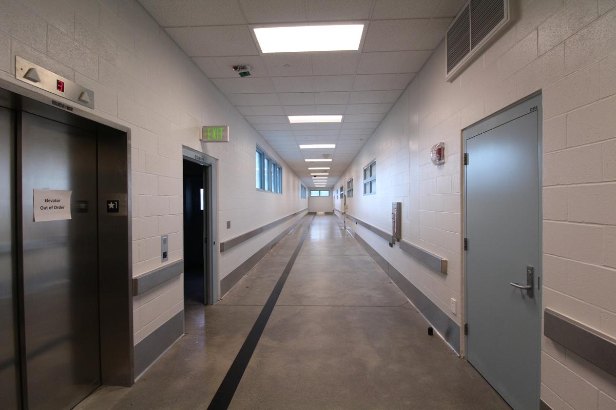 Corridor inside the Wapato Correctional Facility (<a href="https://commons.wikimedia.org/wiki/File:Wapato_Jail_corridor.jpg">Graywalls</a>/CC BY-SA 4.0)