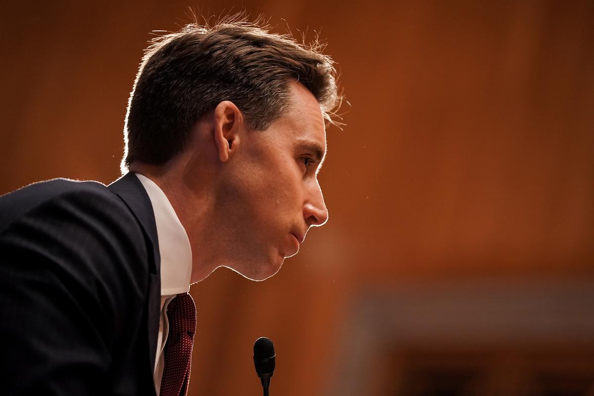 Hawley's Bill to Let People Sue Big Tech Platforms Blocked in Senate