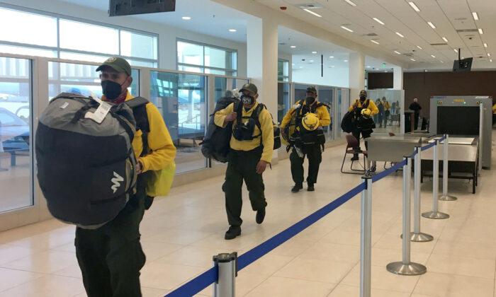 100 Firefighters From Mexico Join Front Line Battle to Help Contain California Wildfires