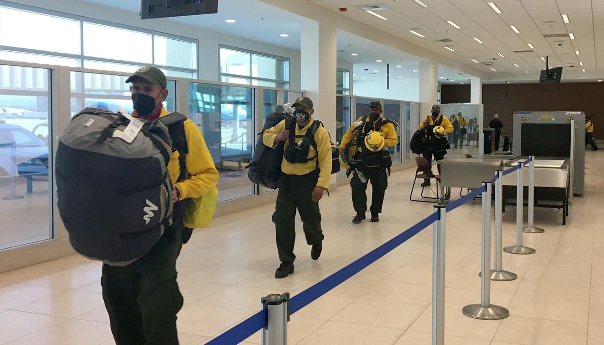 100 Firefighters From Mexico Join Front Line Battle to Help Contain California Wildfires