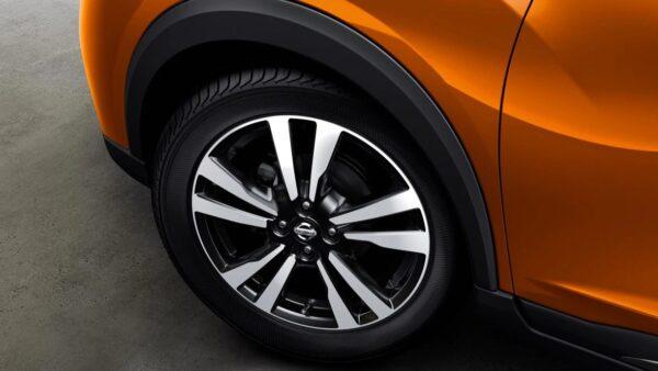 17-inch alloy wheels. (Courtesy of Nissan)