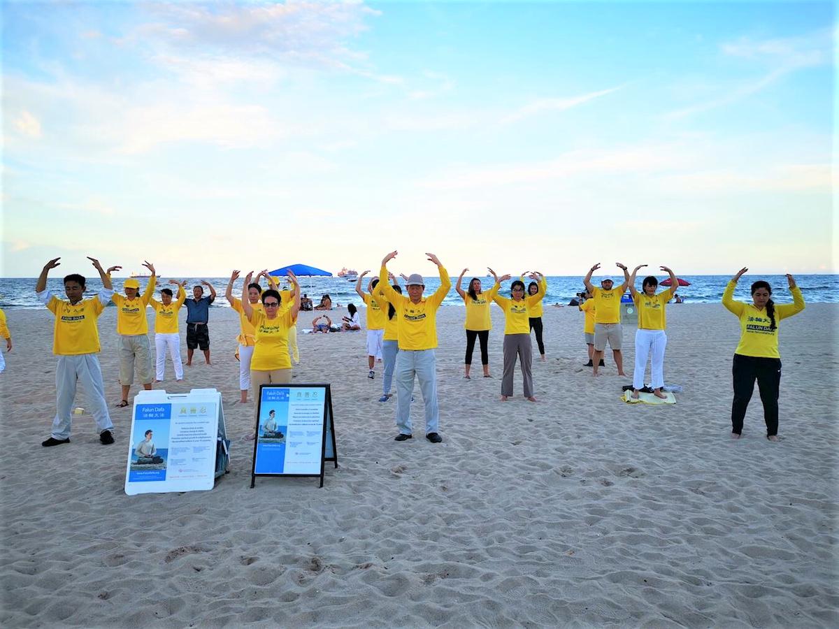 Falun Gong practitioners demonstrating the second set of exercises at Las Olas Beach, Florida, in July 2020. (<a href="https://en.minghui.org/html/articles/2020/7/28/186073.html">Minghui</a>)