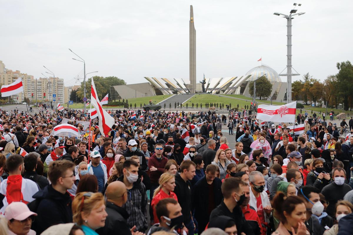 Tens of Thousands Rally Against Belarus President in ‘People’s Inauguration’