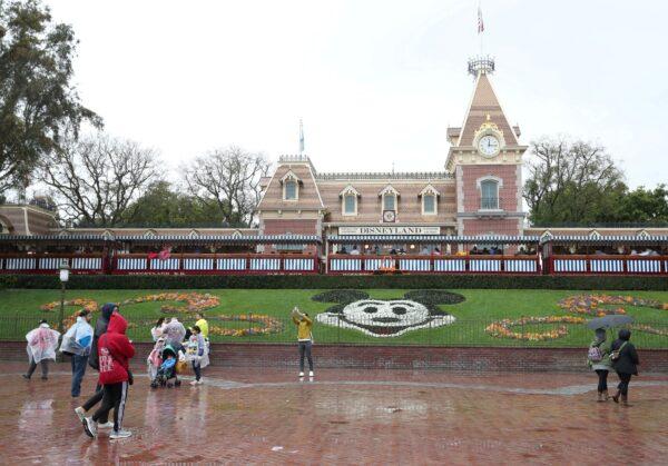 A general view of the entrance of Disneyland theme park in Anaheim, Calif., on March 13, 2020. /(Mario Anzuoni/Reuters)
