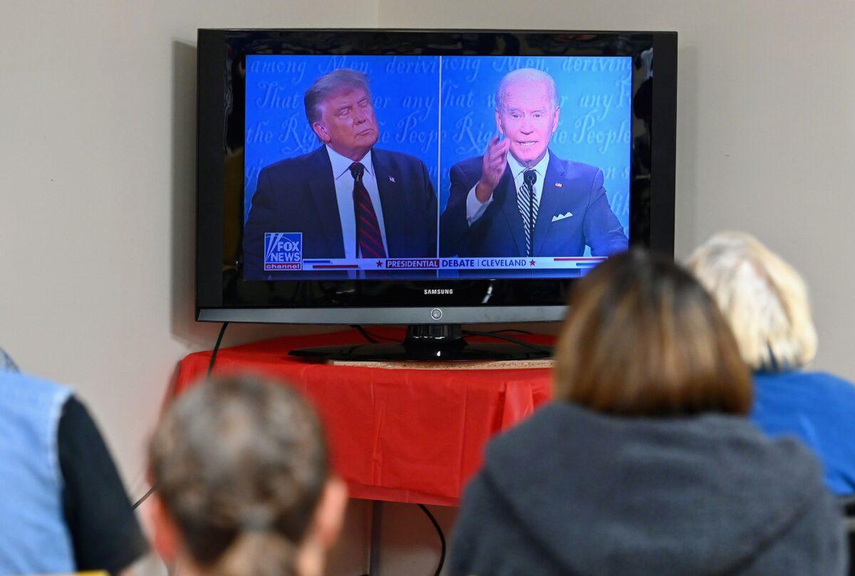  President Donald Trump supporters watch the presidential debate in Old Forge, Penn., on Sept. 29, 2020. (Angela Weiss/AFP via Getty Images)