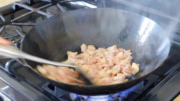 Stir-fry the chicken. (CiCi Li)