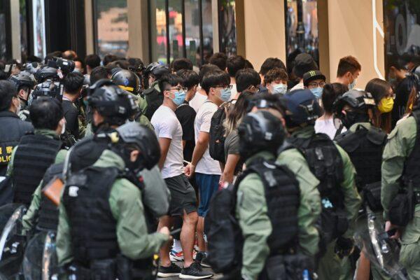  A group of Hongkongers is arrested by local police in Causeway Bay, Hong Kong, on Oct. 1, 2020. (Song Bilung/The Epoch Times)
