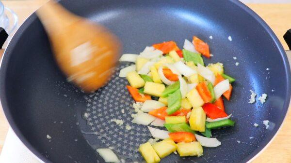Stir fry the vegetables and pineapple. (CiCi Li)