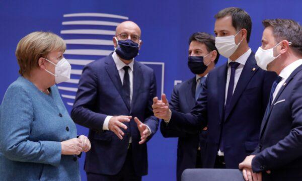 German Chancellor Angela Merkel, left, speaks with from right, Luxembourg's Prime Minister Xavier Bettel, Belgium's new Prime Minister Alexander De Croo, Italy's Prime Minister Giuseppe Conte, and European Council President Charles Michel at an EU summit in Brussels, on Oct. 1, 2020. (Olivier Hoslet/Pool via AP)