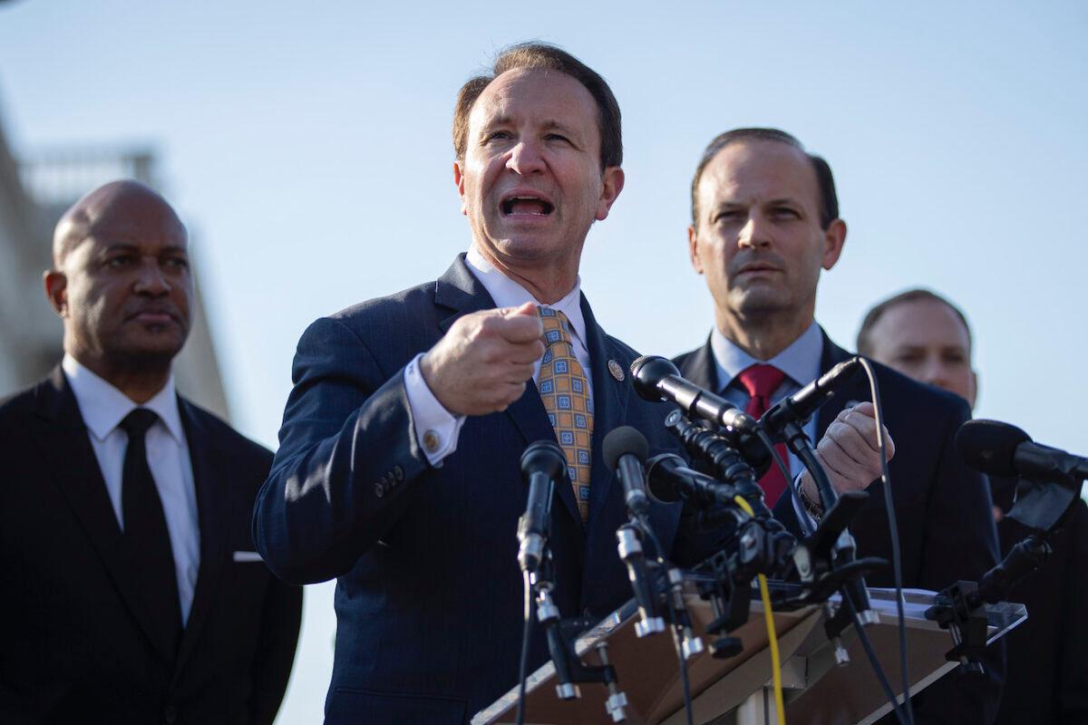 Louisiana Attorney General Jeff Landry (C) speaks during a press conference at the U.S. Capitol in Washington, on Jan. 22, 2020. (Drew Angerer/Getty Images)