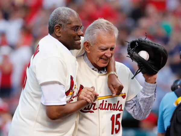 Bob Gibson (L) and Tim McCarver, members of the St. Louis Cardinals' 1967 World Series champion team, take part in a ceremony honoring the 50th anniversary of the victory, before a baseball game between the Cardinals and the Boston Red Sox in St. Louis, Mo., on May 17, 2017. (Jeff Roberson/AP Photo)