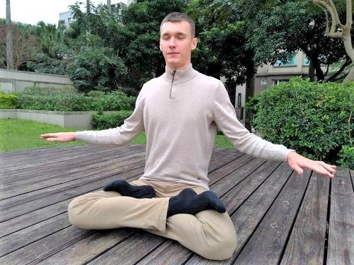 Fabian practicing the fifth exercise of Falun Gong. (<a href="https://en.minghui.org/html/articles/2020/2/27/183419.html">Minghui</a>)