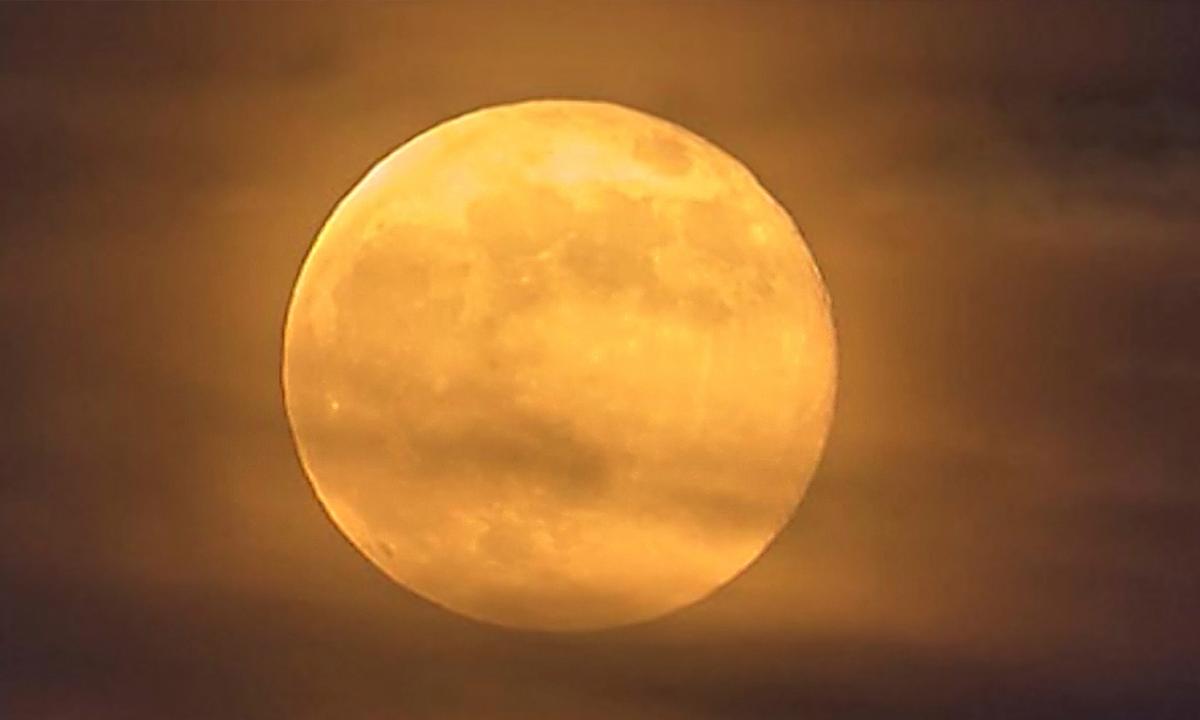 October 2020 Will Feature 2 Full Moons, Including a Rare 'Blue Moon' on Halloween Night