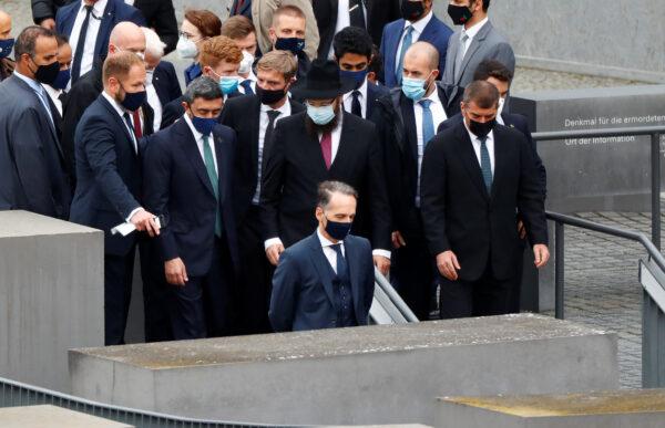 UAE Foreign Minister Sheikh Abdullah bin Zayed al-Nahyan and his Israeli counterpart Gabi Ashkenazi visit the Holocaust memorial together with German Foreign Minister Heiko Maas prior to their historic meeting in Berlin on Oct. 6, 2020. (Fabrizio Bensch/Reuters)