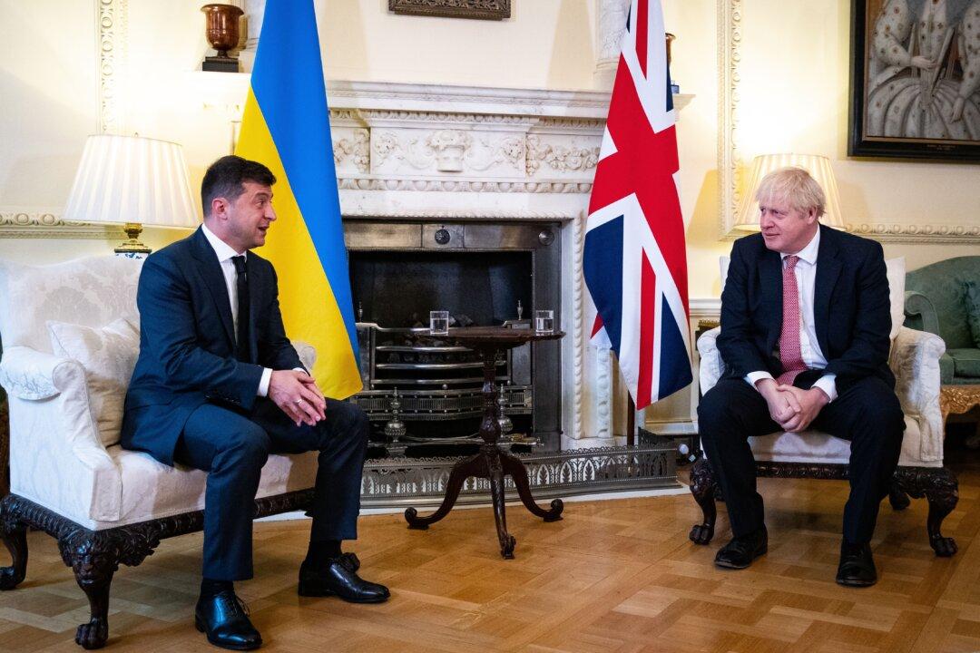 Ukrainian President Signs Deal With UK During Visit