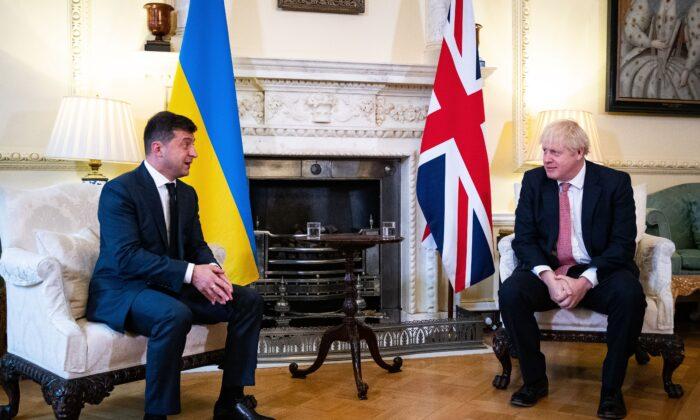 Ukrainian President Signs Deal With UK During Visit