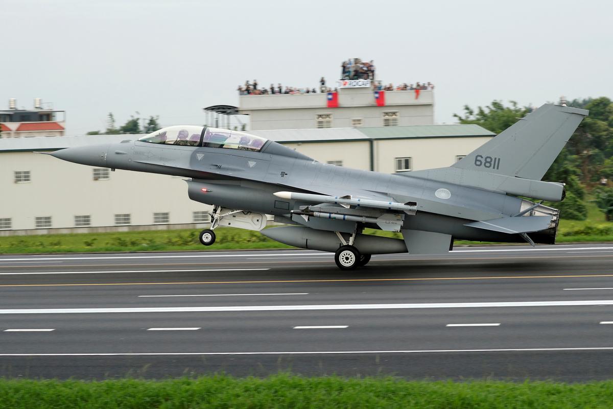 A Republic of China Air Force (ROCAF) F-16V fighter jet lands on a highway used as an emergency runway during the Han Kuang military exercise simulating the China's People's Liberation Army (PLA) invading the island, in Changhua, Taiwan, on May 28, 2019. (Tyrone Siu/Reuters)