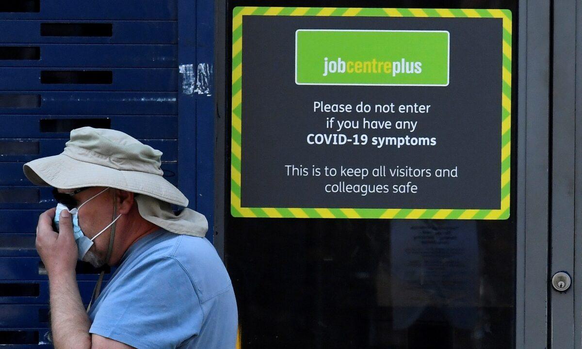  A person wearing a protective face mask walks past a Job Centre Plus office, amidst the outbreak of the coronavirus disease (COVID-19) in London, Britain, on Aug. 11, 2020. (Toby Melville/Reuters)