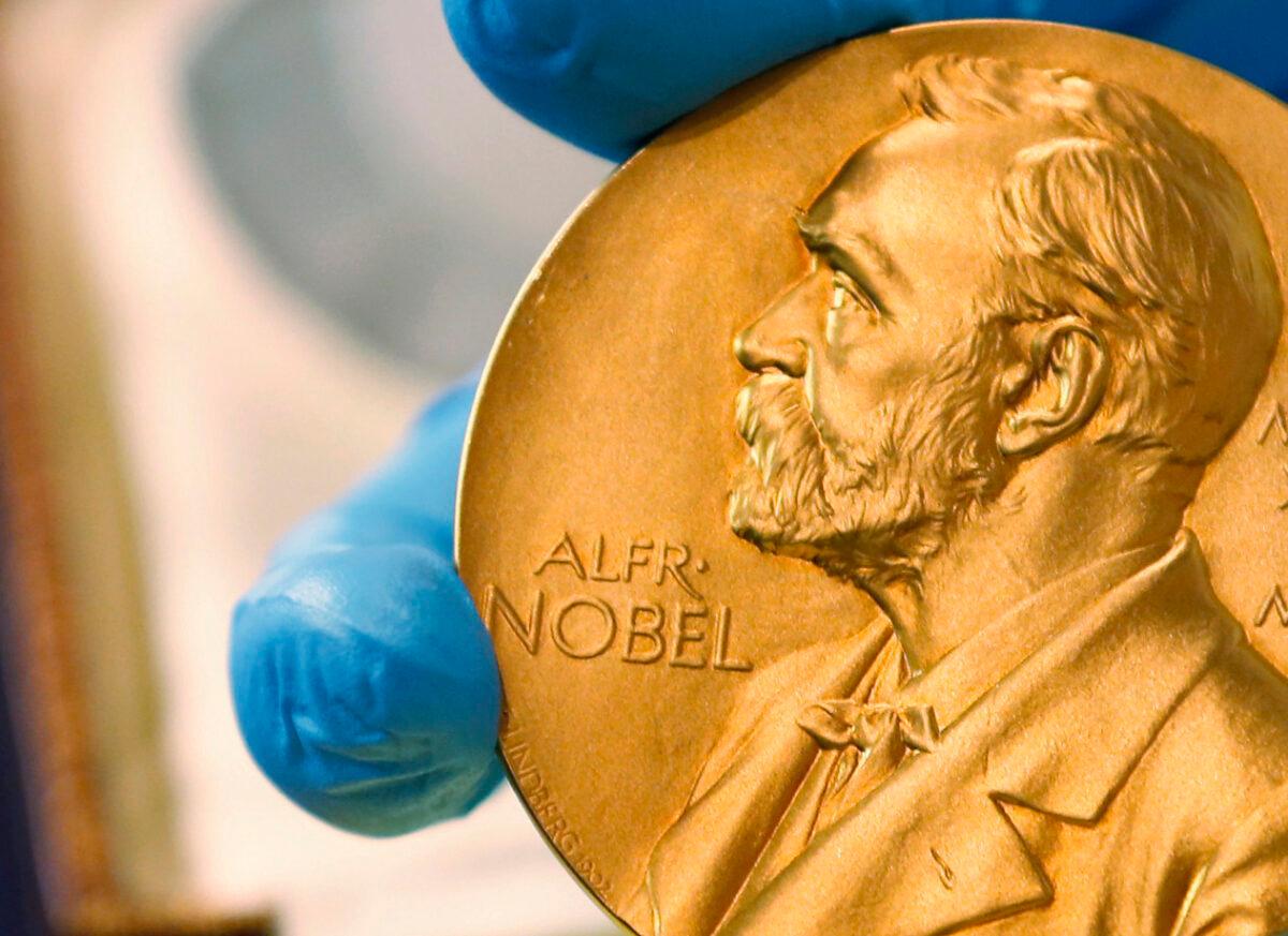 A national library employee shows a gold Nobel Prize medal on April 17, 2015. (Fernando Vergara/AP Photo)