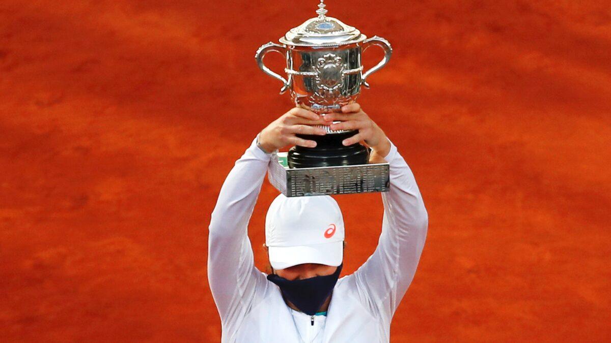 Poland's Iga Swiatek holds the trophy after winning the final match of the French Open tennis tournament against Sofia Kenin of the United States in two sets 6-4, 6-1, at the Roland Garros stadium in Paris, France, on Oct. 10, 2020. (Alessandra Tarantino/AP Photo)